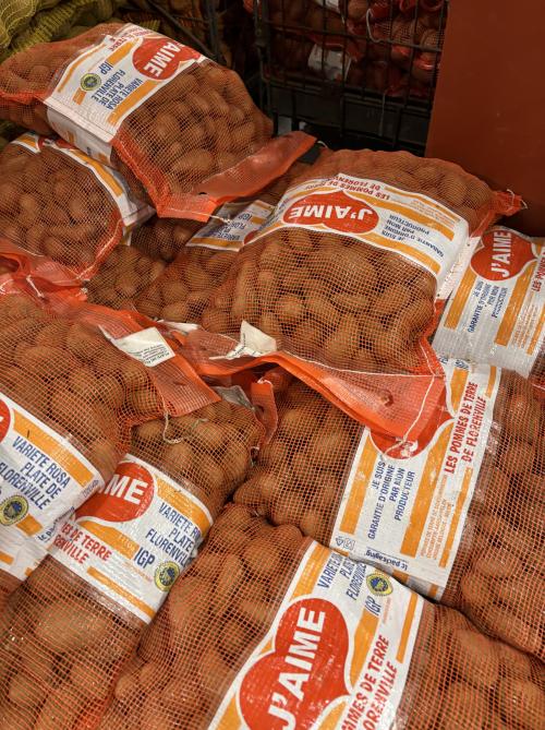 Les Plates vendues dans le magasin de la famille Emond sont estampillées de l’étiquette officielle de l’IGP: «J’aime» les pommes de terre de Florenville.