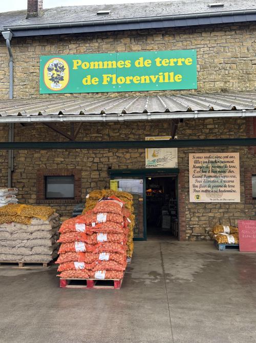 Le magasin propose évidemment les pommes de terre produites sur la ferme mais également un large panel  de produits allant de la jardinerie à l’alimentation  animale en passant par les produits locaux.