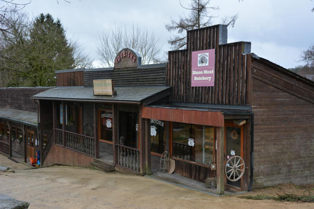 Sur place, les visiteurs sont plongées en immersion en terres américaines : Bison Meat Butchery, saloon ou encore drugstore les accueillent.