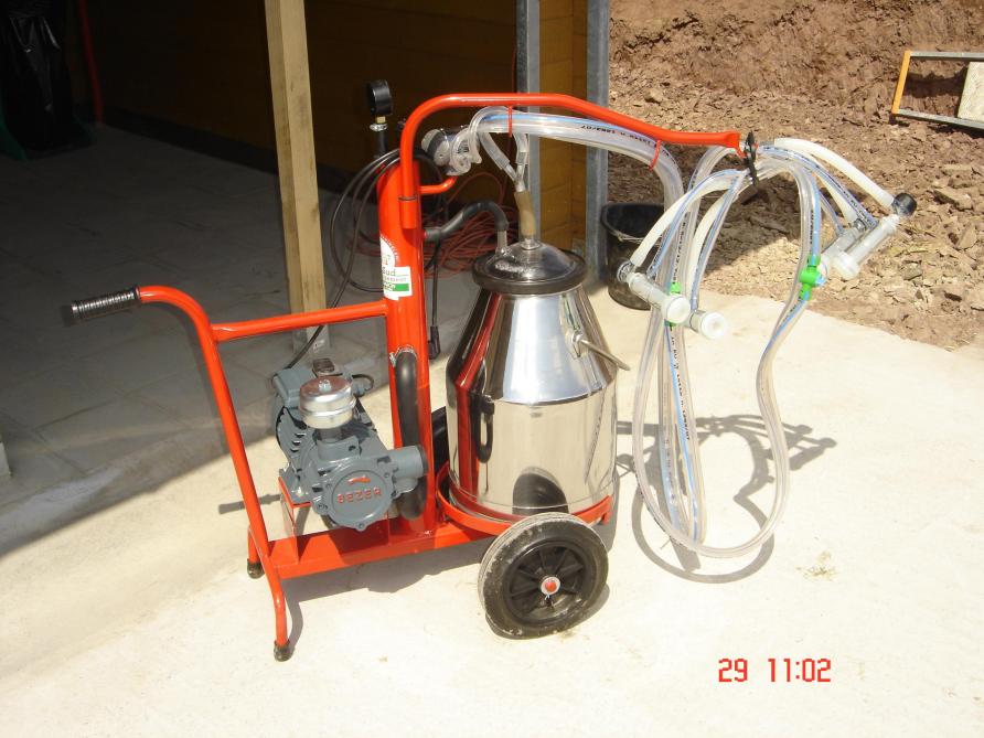 Le matériel employé pour la traite est constitué d’un pot trayeur individuel, adapté au niveau du pulsateur pour convenir aux juments, et avec un embout formé de deux manchons.