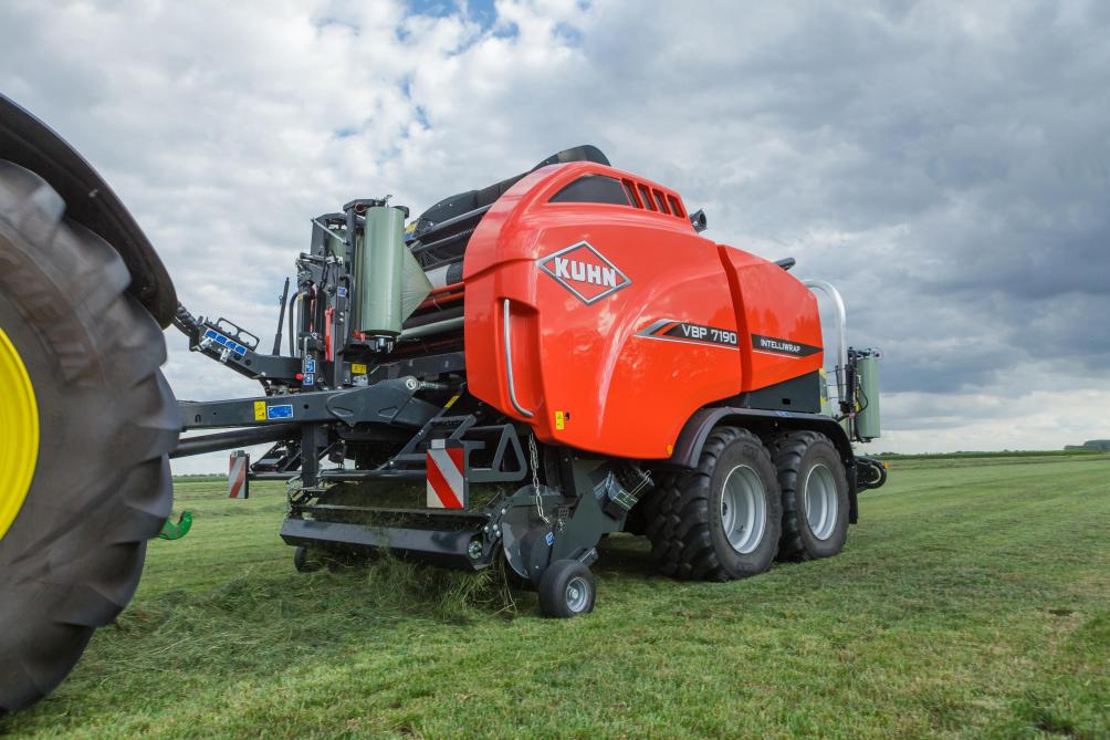 Sur le combiné Kuhn VBP 7190, le liage par film plastique s’opère  à partir de deux bobines de film d’enrubannage, une solution plus économique qu’une bobine de film plastique  de liage.