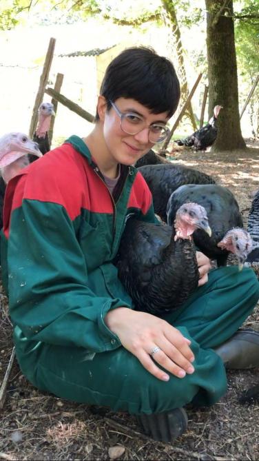 En revenant à la ferme, Alice Godart espérait trouver  des réponses quant à sa relation avec son père.