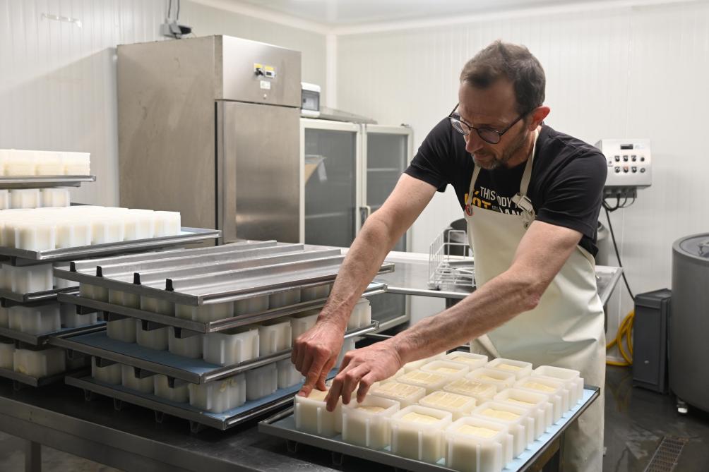 Jean-Marie Leboutte confectionne le Pavé bleu directement à la ferme. Le fromage est venu aux commerces locaux  et accompagne les burgers.