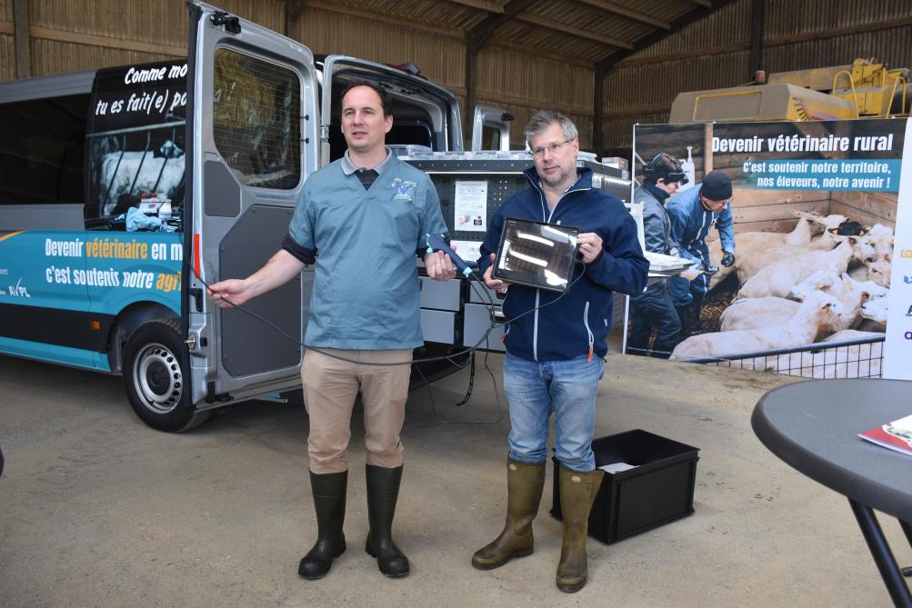 De g. à d. : les Dr. Calixte Bayrou et Hugues Guyot présentent quelques outils de diagnostic de la clinique mobile.
