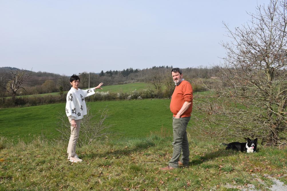 Marie-Paule Detelle évoque l’emplacement de la future « carabane », cabane ronde ouverte sur le paysage,  entourée d’une mare, d’un pré où évolueront des ânes, et d’une forêt-jardin.