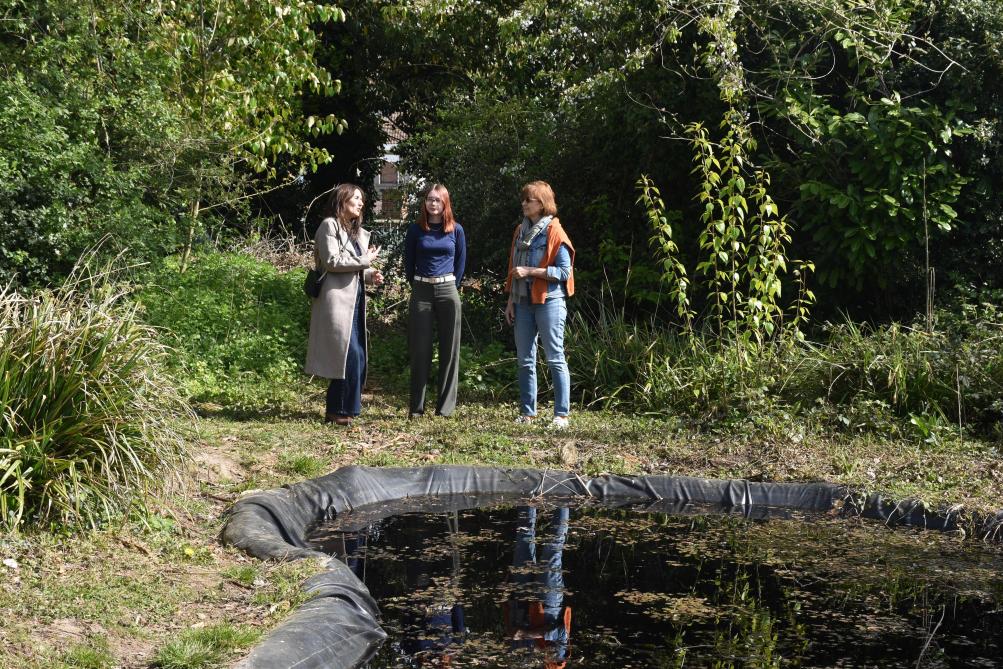 Elise Vanderesse (au centre), une élève engagée  avec ses professeures Saïda Dhamna (g.)  et Cécile Gilbaux (d.).