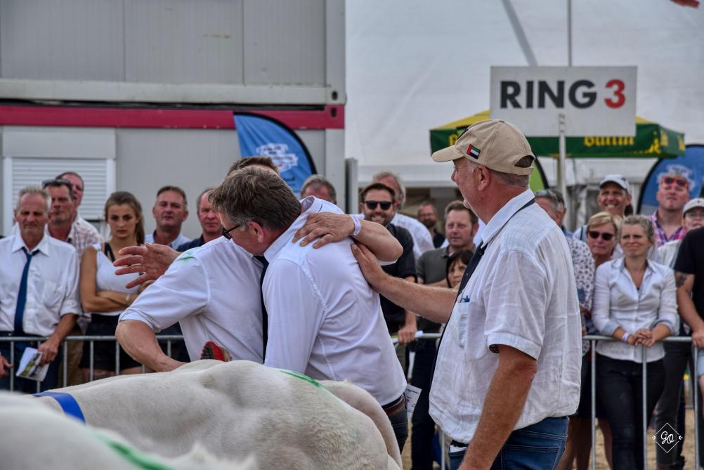 « Ces deux éleveurs m’ont appris énormément de choses sur les Blanc Bleu »,  indique la photographe en montrant cette image.