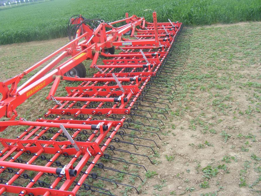 La herse étrille est bien pratique en maraîchage pour réduire l'enherbement  et casser une légère croute de battance après une pluie ou un arrosage.