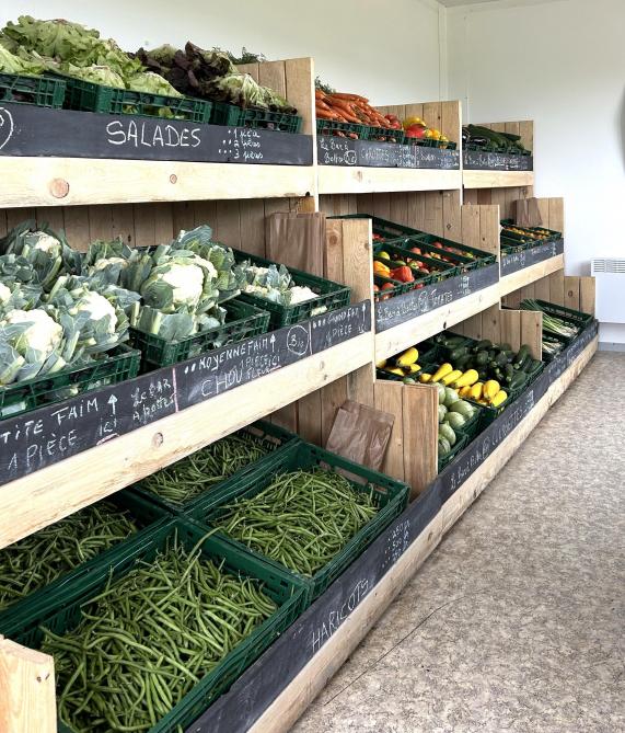 Outre dans le magasin, une partie de la production est écoulée via Paysans-Artisans, un réseau coopératif actif dans la région namuroise, qui met en lien producteurs et consommateurs à une échelle plus étendue.