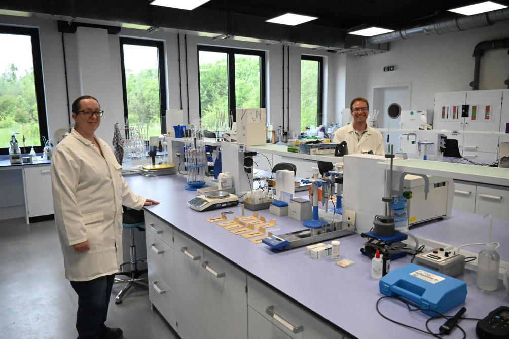 Dans le laboratoire, les produits prennent naissance et vont être testés pour valider leur fonctionnement,  leur efficacité, et s’assurer qu’ils répondent aux attentes des clients.