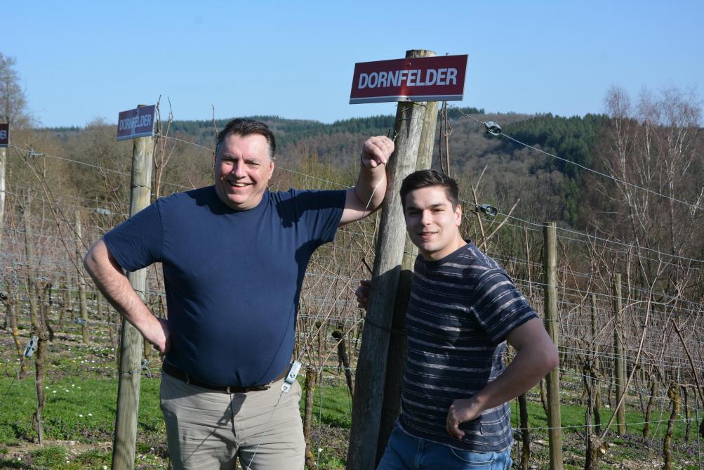 Issu des vignes d’Arnaud, le vin fruité est notamment servi dans les établissements de Michel et Jordan.
