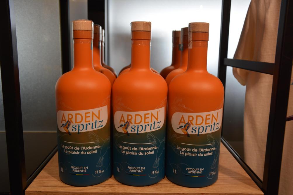 L’Arden Spritz arbore un martin-pêcheur,  passerelle entre la Méditerranée et l’Ardenne.
