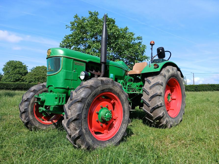 Avec ses quatre roues motrices, le Deutz D6005A reste un tracteur peu courant.