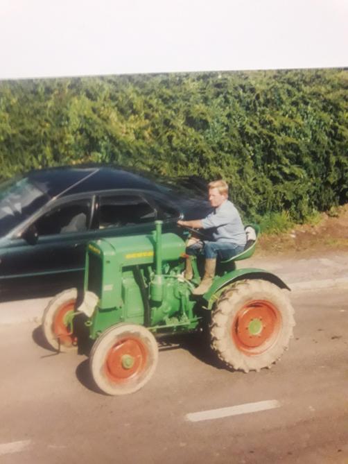 Cette photo a immortalisé Hubert aux commandes du Deutz F1M414 en route vers son premier rassemblement, à Thuillies.