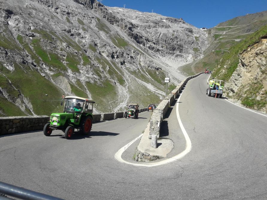 L’ascension en tracteur du Mont Stelvio offre des images à couper le souffle, lacet après lacet.