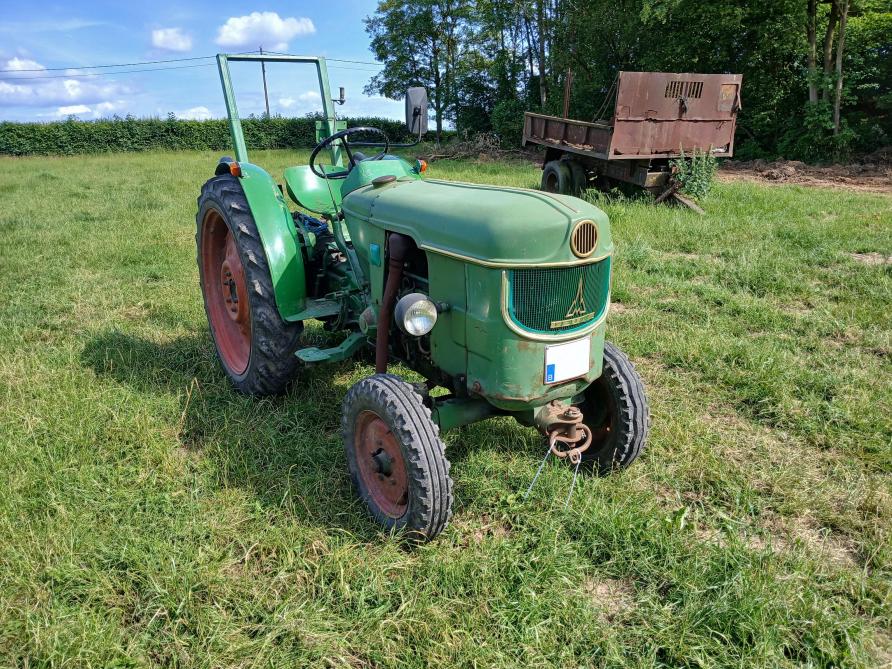 Le Deutz D3005 vigneron est plutôt rare dans nos contrées. Il se charge aisément sur une remorque, facilitant les déplacements vers les différents événements auxquels prend part Hubert.