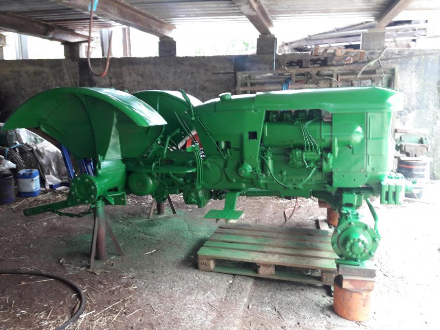 Vue du Deutz D6005A lors de la phase de remise en peinture.