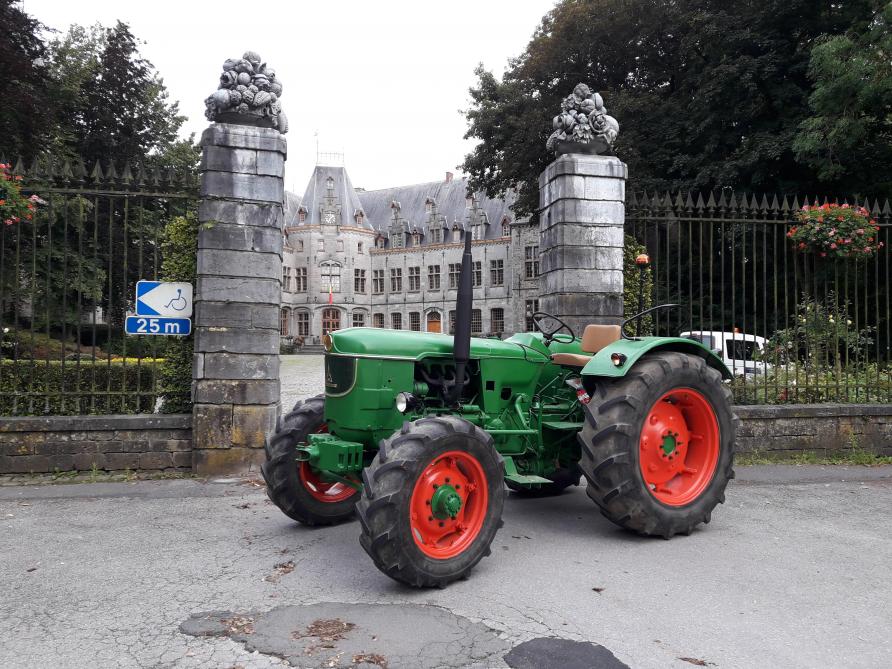 Peut-être croiserez-vous un jour Hubert lors de l’un de ses nombreux périples en tracteur… Ici, il avait arrêté son D6005A devant la cour d’un château de sa région, le temps d’une photo.