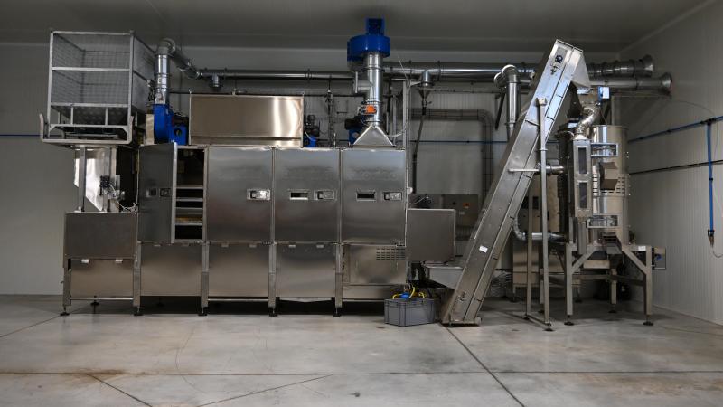La torréfaction consiste à chauffer les noisettes, entre 150 et 170°C, dans le bout de développer les arômes et faciliter l’épluchage de l’amer pellicule brune.