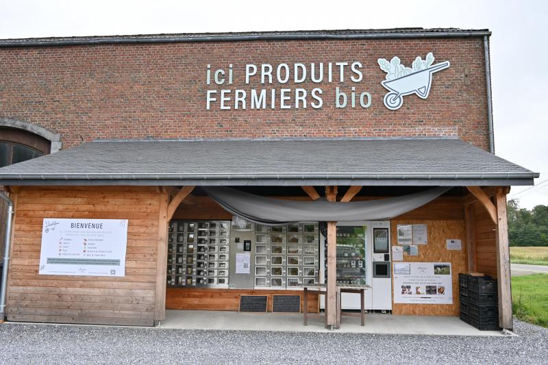 Un distributeur automatique a été installé et permet de vendre les différentes productions de l’exploitation ainsi que celles d’autres producteurs locaux.