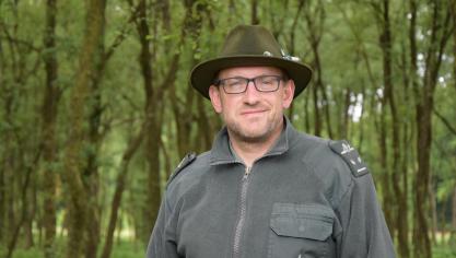 Thierry Petit est garde forestier sur le triage de la Rouge Poncé depuis près de 20 ans. Ses missions sont multiples mais la communication et l’échange avec le public sont pour lui essentiels.