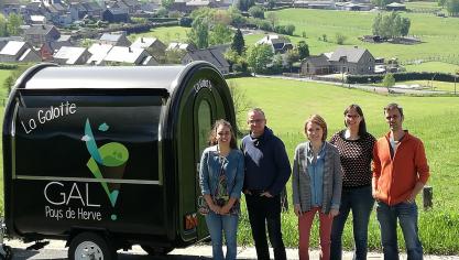 Créée en mars 2016, l’ASBL compte 4 chargés de mission et une coordinatrice. De gauche à droite : Catherine Khronis, responsable pour l’agriculture et les produits locaux, Manu Verbruggen, chargé de mission Economie,  Aurélie Lahaye, coordinatrice, France Goffin chargée de l’aménagement du territoire et de la valorisation touristique du patrimoine et Renaud Keutgen, chargé de mission Citoyenneté.
