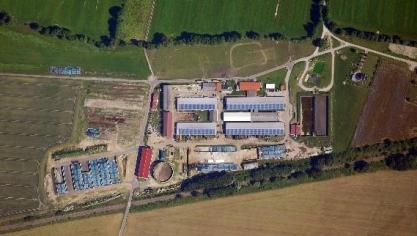 Photo aérienne de l’entreprise VriesWoud KG. Les toitures ont été partiellement couvertes de panneaux photovoltaïques.