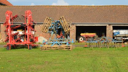 À la ferme de l’Espinette, parmi les nombreux outils agricoles, plus de trace d’un pulvérisateur depuis  le passage au bio.