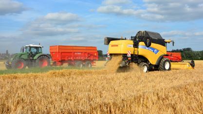 Bénéficier de la réputation acquise durant de longues années est un gage de crédibilité pour un jeune souhaitant  reprendre l’entreprise familiale de travaux agricoles.