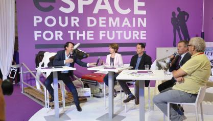 Au micro, à droite, André Sergent, président de l’Espace pour Demain, est de ceux qui pense que la robotique va transformer les métiers de l’éleveur et permettre de sauver une agriculture de type familial.