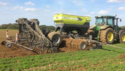 Le Maxidrill peut désormais semer à deux profondeurs différentes.