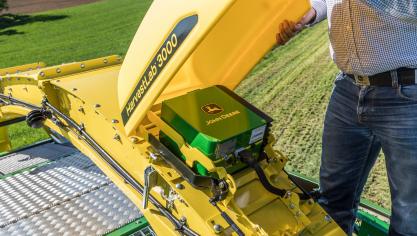 L’HarvestLab 3000, inclut dans certains packs, permet de mesurer en temps réel la teneur en nutriments de l’ensilage récolté.