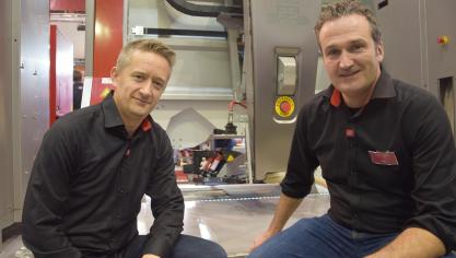 Wybren Jongbloed  (à gauche) et Alfred Smits, de Lely : « La présence de capteurs, comme celui de la détermination du taux cellulaire, rend les robots de traite toujours plus « intelligents » ».