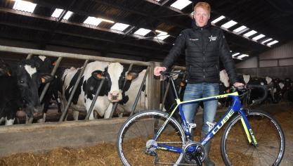 Les bottes aux pieds et le vélo entre les mains
: Frederik Backaert vit dans deux mondes parallèles.