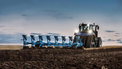 Sur les charrues semi-portées Diamant11, un vérin hydraulique permet désormais d’éviter tout déport latéral du tracteur.