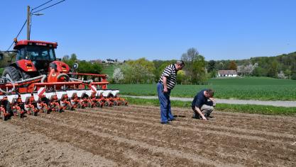 Les semis ont commencé plus tardivement dans l’ouest. Malgré l’urgence, le contrôle de la qualité de l’implantation est indispensable!