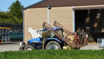 Les pulvérisateurs seront-ils condamnés à rester dans les cours de ferme ?
