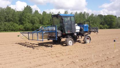Vue du pulvérisateur utilisé par le Cpl-Vegemar pour ses essais. La cage située à l’avant de la machine permet d’embarquer jusqu’à16 préparations différentes et  de les appliquer en seulement 4 passages.