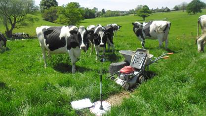 Tondeuse, herbomètre... sont nécessaires aux différentes mesures des l’herbe réalisées  dans le cadre du projet Life-Dairyclilm
