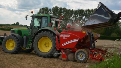 Le prêt saisonnier permet, par exemple, l’achat de plants de pomme de terre. Il sera remboursé en fin de campagne, une fois les pommes de terre récoltées et vendues.
