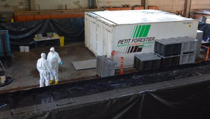 Seules les personnes autorisées et dûment équipées peuvent pénétrer dans la zone d’autopsie.