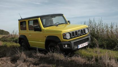 En remettant les traits du  Samurai aux goûts du jour,  le nouveau Jimny ajoute  une touche de séduction à ses capacités intrinsèques intactes.