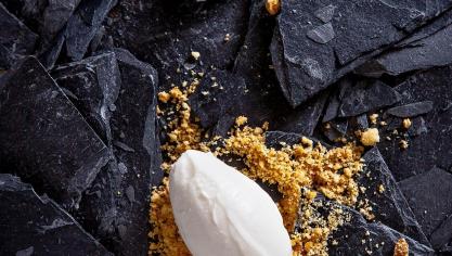 Une quenelle de sorbet sur son biscuit.