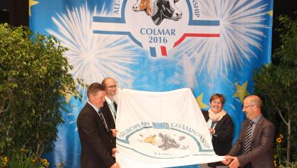 En arrière plan, Patrick Mayeres et Natacha Perat lors de l’officialisation  de la candidature belge à Colmar.