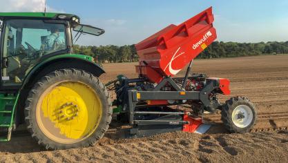 En première mondiale, Dewulf dévoilera la première planteuse à courroies portée à 3 rangs lors de SIMA 