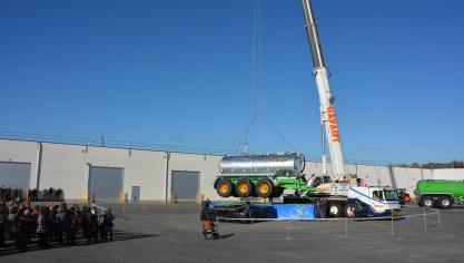 En soulevant à la seule force des bras un tonneau à lisier Euroliner de 12 t, les concessionnaires  du réseau Joskin ont symboliquement prouvé qu’ils méritent la confiance du constructeur belge.