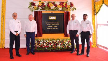 Lord Anthony Paul Bamford, président de JCB, a posé le 25 mars  la première pierre de la nouvelle usine indienne.