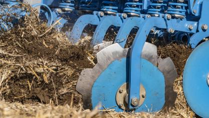 Lemken a choisi de séparer ses gammes de pièces de rechange pour matériels de travail du sol: la gamme Dural pour une longue durée de vie, et la gamme DuraMaxx pour les sollicitations les plus rudes.