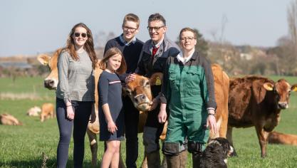 Entourés de leurs enfants, Delphine et Bernard Bartholomé élèvent une quarantaine de vaches jersiaises.  Une race qui leur donne entière satisfaction.