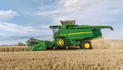 Les séries W et T (ici, une T670i), bénéficient de nouvelles chenilles  réduisant la compaction du sol.